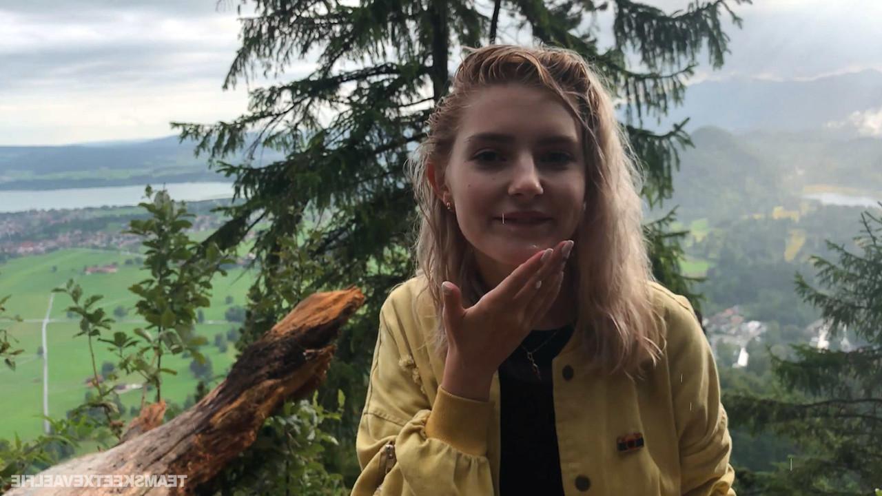 20P Die blonde Russin Eva Elfie bereitet auf dem Gipfel des Berges orales Vergnügen