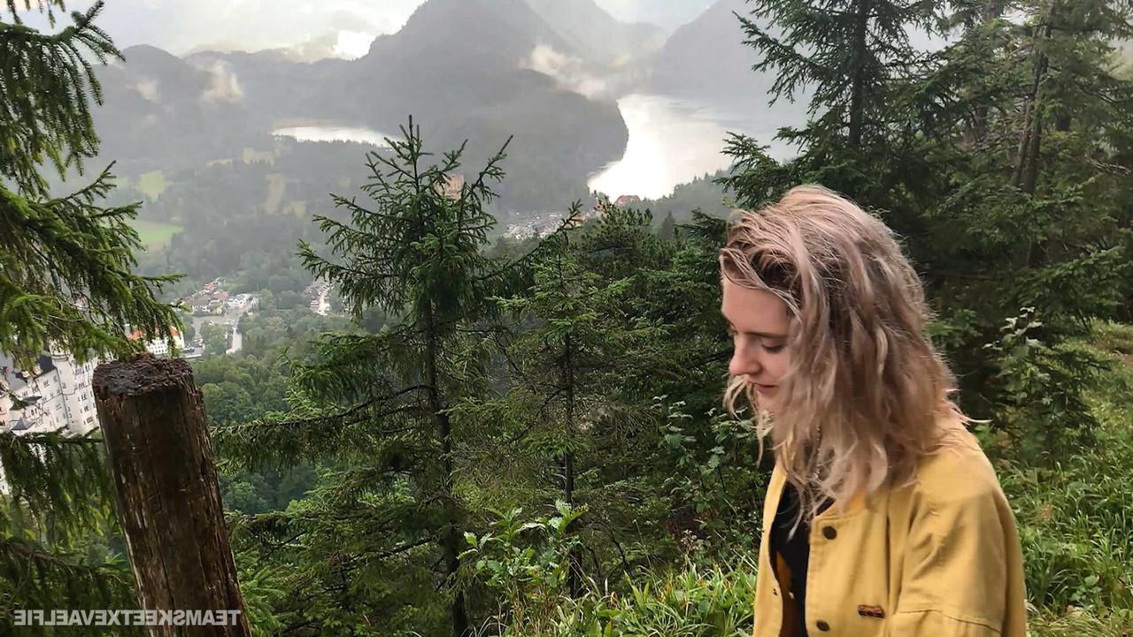 20P Die blonde Russin Eva Elfie bereitet auf dem Gipfel des Berges orales Vergnügen
