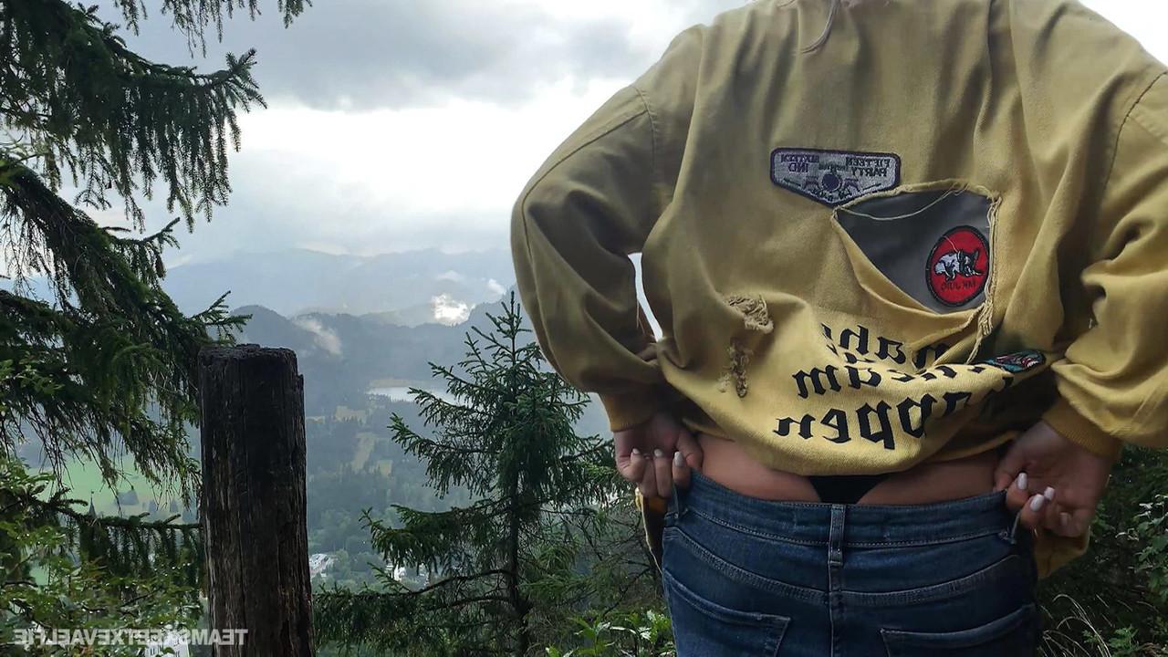 20P Die blonde Russin Eva Elfie bereitet auf dem Gipfel des Berges orales Vergnügen