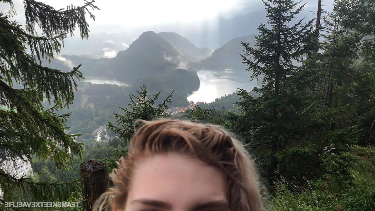 20P Die blonde Russin Eva Elfie bereitet auf dem Gipfel des Berges orales Vergnügen