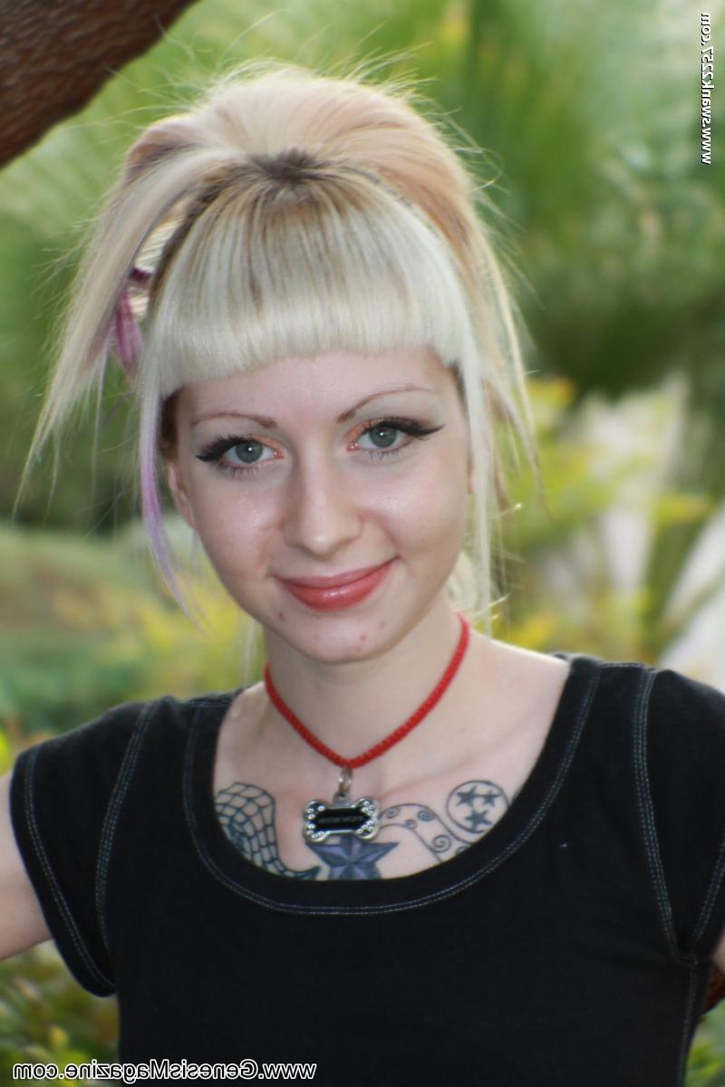 20P Adolescente loira com tatuagens Symone posa com uma saia xadrez ao ar livre