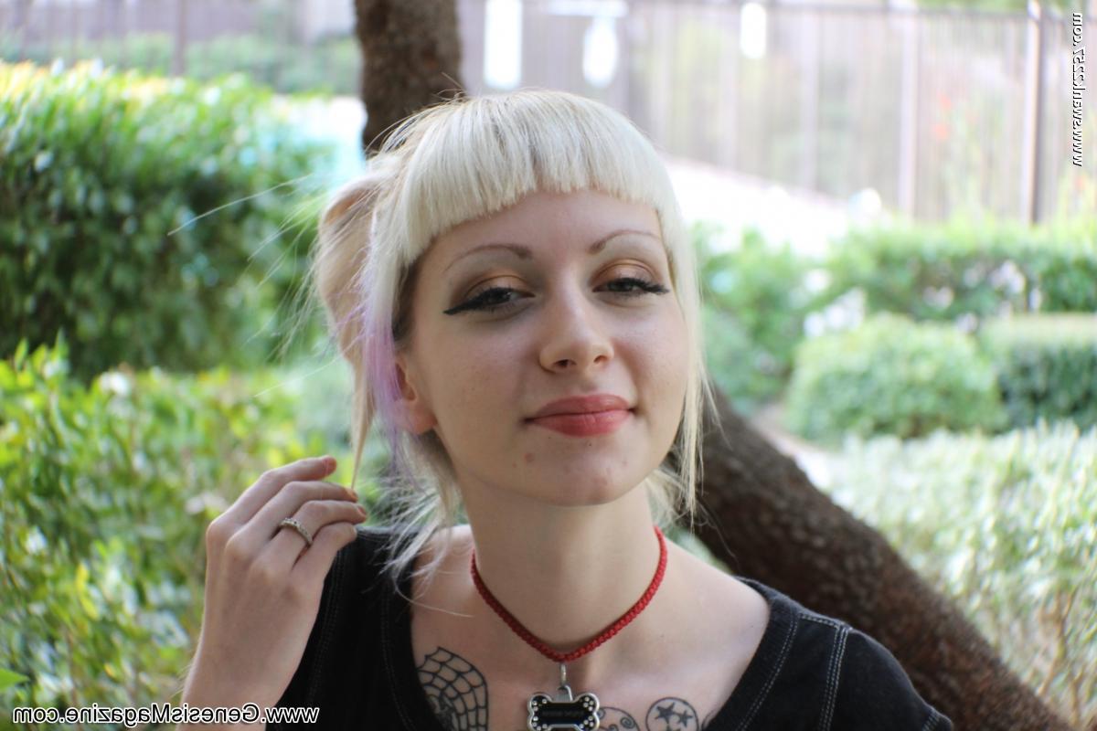 20P Adolescente loira com tatuagens Symone posa com uma saia xadrez ao ar livre
