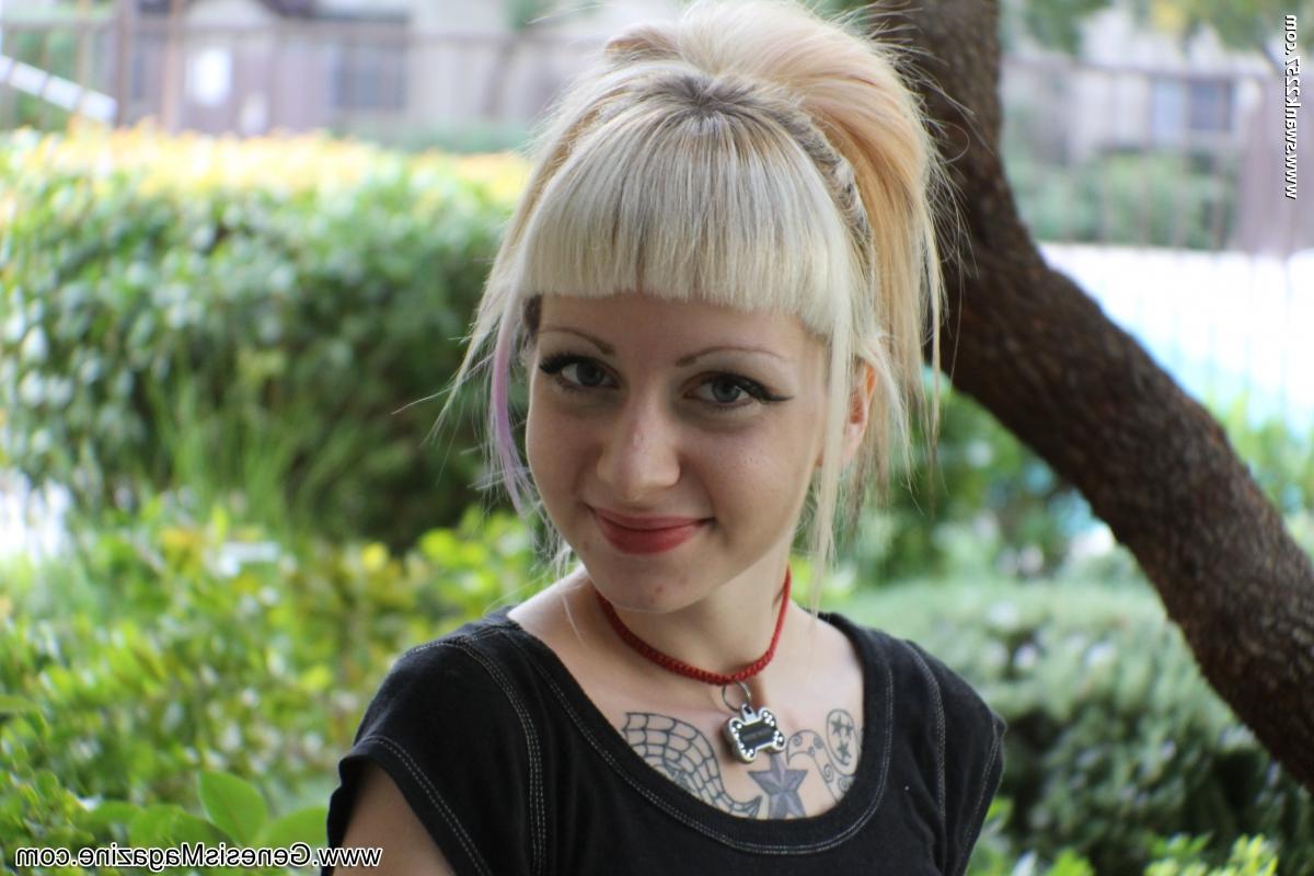 20P Adolescente loira com tatuagens Symone posa com uma saia xadrez ao ar livre