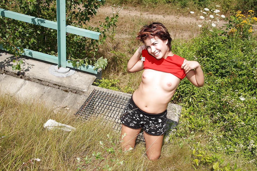 16P Imundo adolescente gata Nikita C se masturbando seu poon raspado ao ar livre