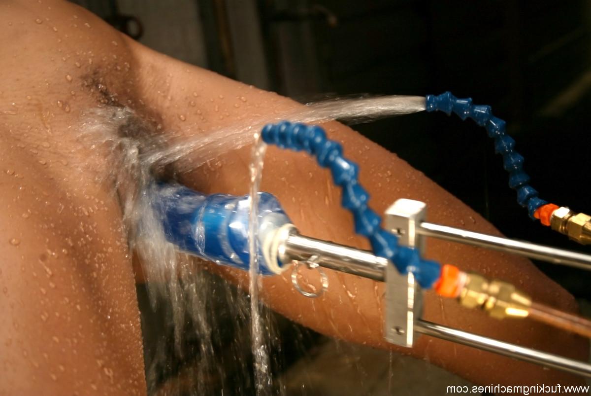 20P A insaciável ébano Marie Luv tem sua boceta peluda lavada e fodida em ação BDSM