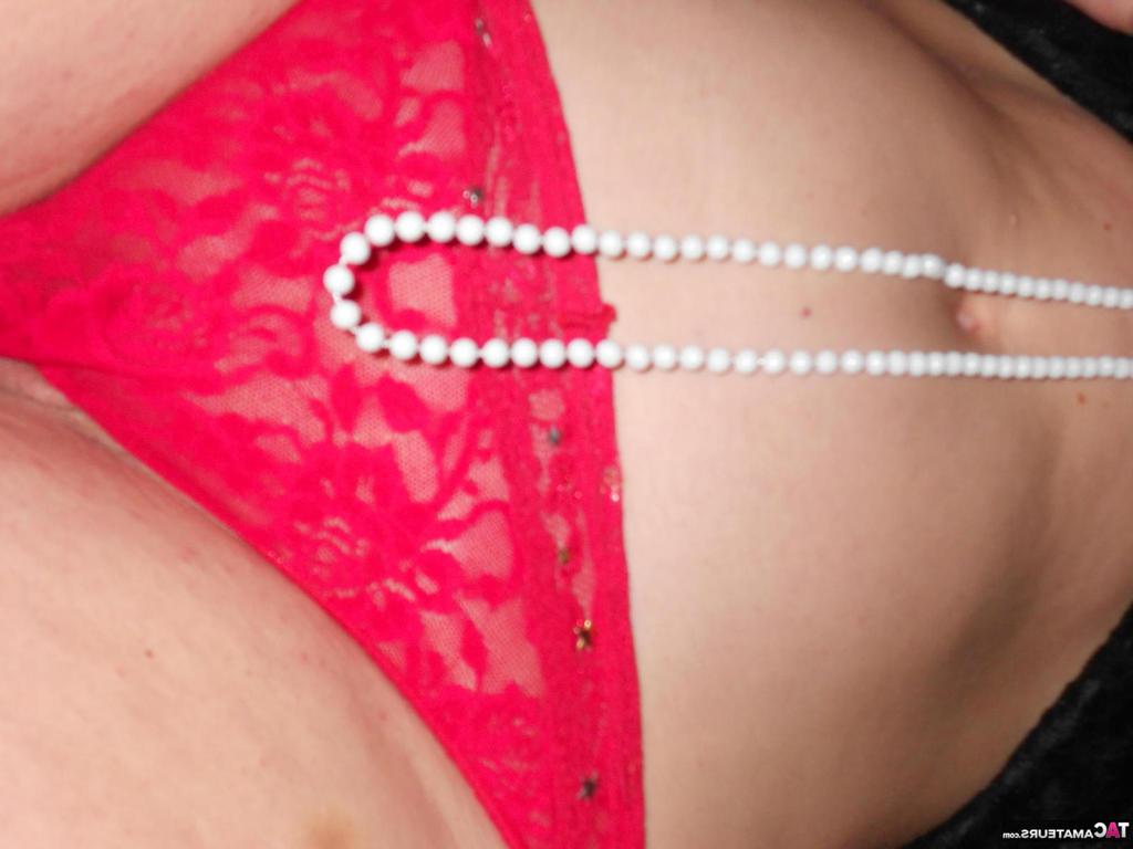 20P La mayor amateur Busty Bliss suelta sus grandes naturales mientras se prepara para una mamada