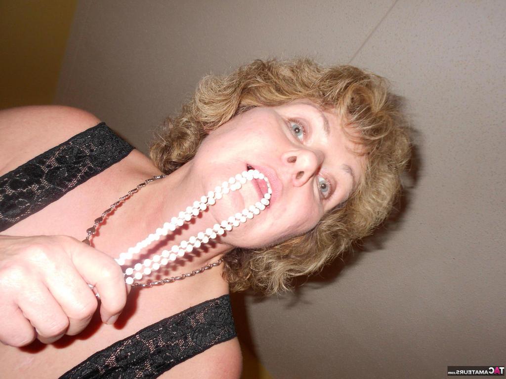 20P La mayor amateur Busty Bliss suelta sus grandes naturales mientras se prepara para una mamada