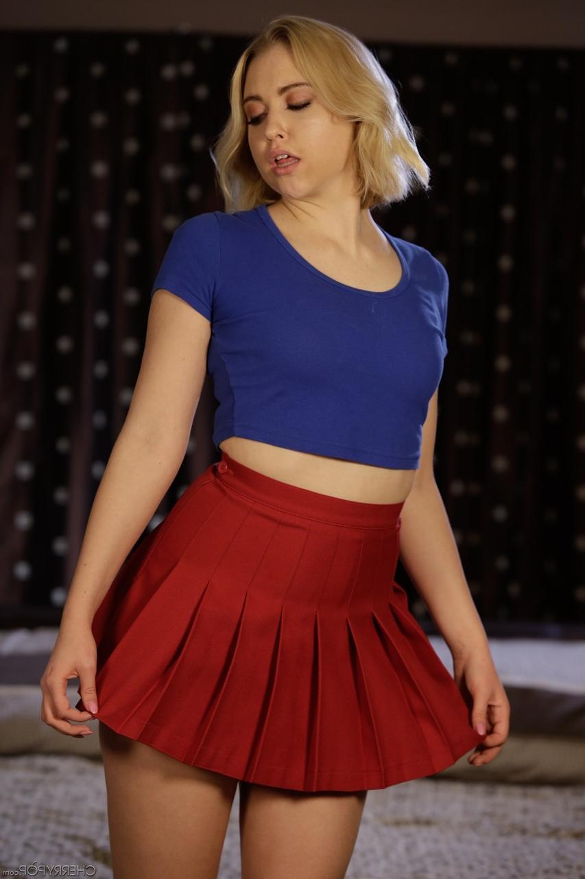 17P Chloe Couture, gata adolescente totalmente natural, mostrando sua bunda perfeita em uma cena solo