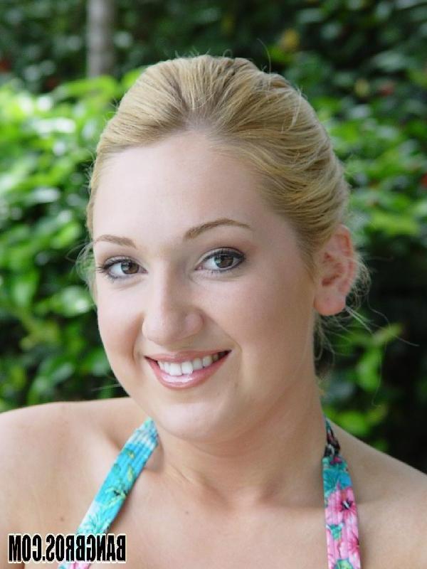 17P La guapa rubia en bikini jessica sweet libera sus grandes tetas y lame una polla al aire libre