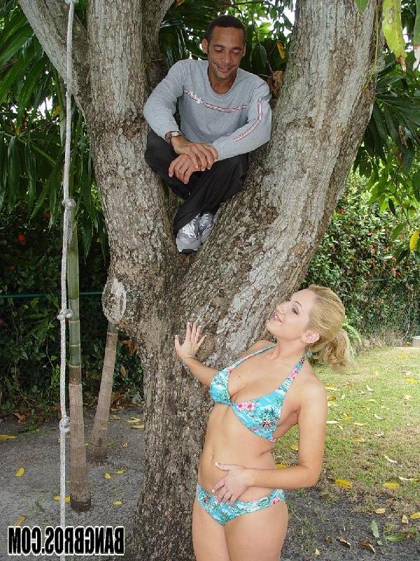 17P La guapa rubia en bikini jessica sweet libera sus grandes tetas y lame una polla al aire libre