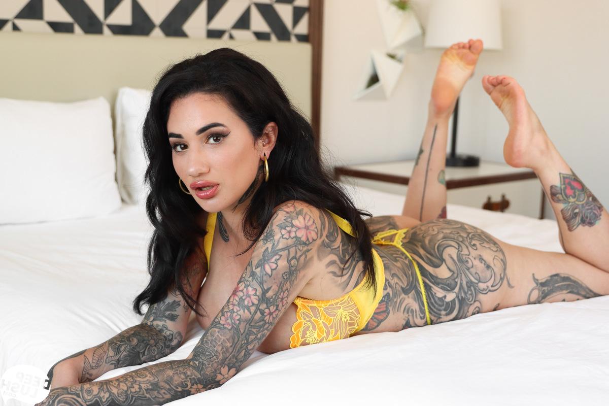 16P Die tätowierte Brünette Arabelle Raphael hat Muschi-zu-Mund-Sex mit einem großen Schwanz