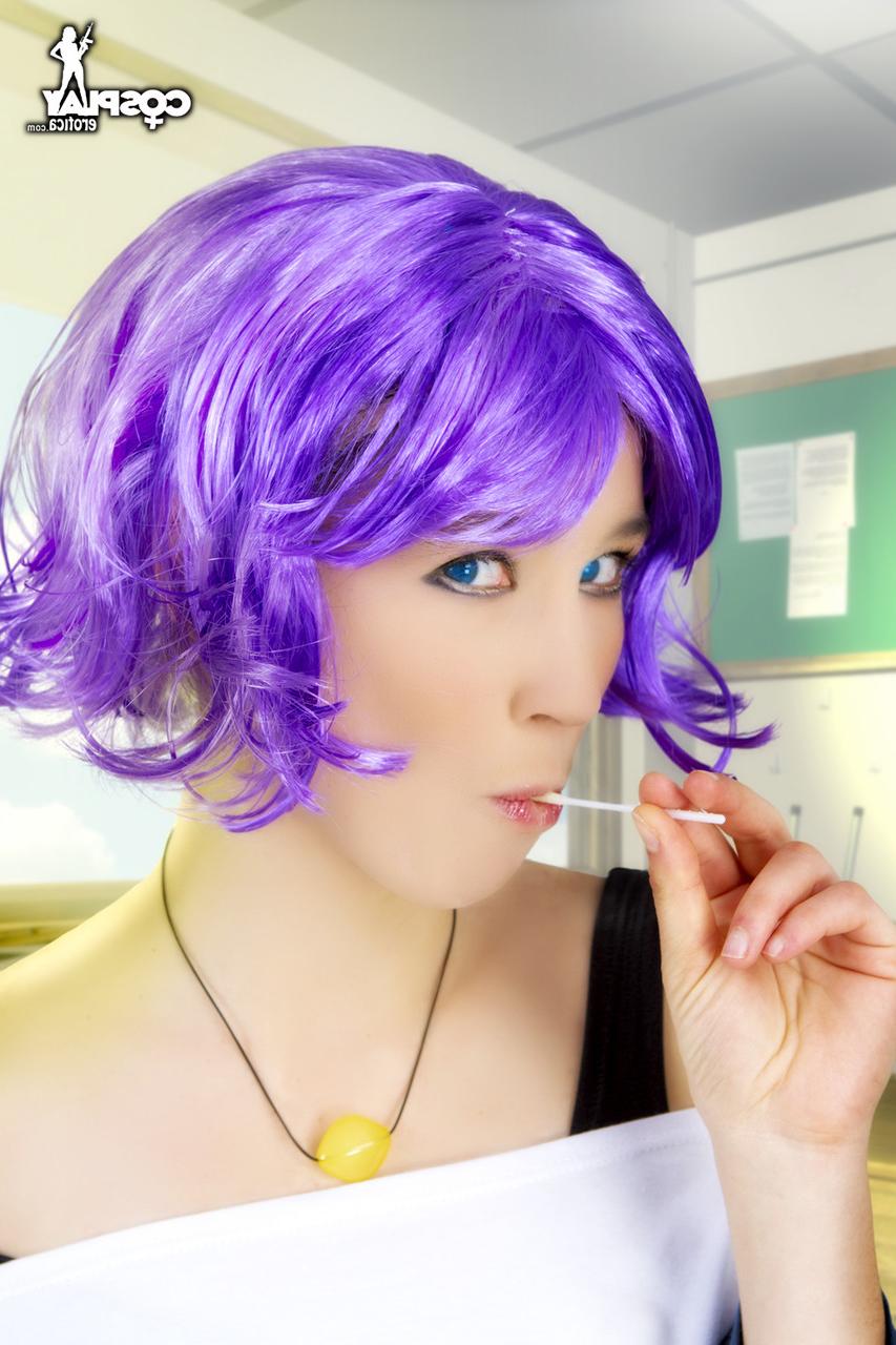 12P Une jolie cosplayeuse expose ses seins et sa chatte lors d'une performance solo
