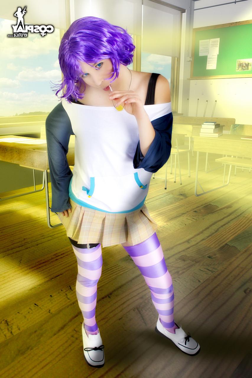 12P Une jolie cosplayeuse expose ses seins et sa chatte lors d'une performance solo