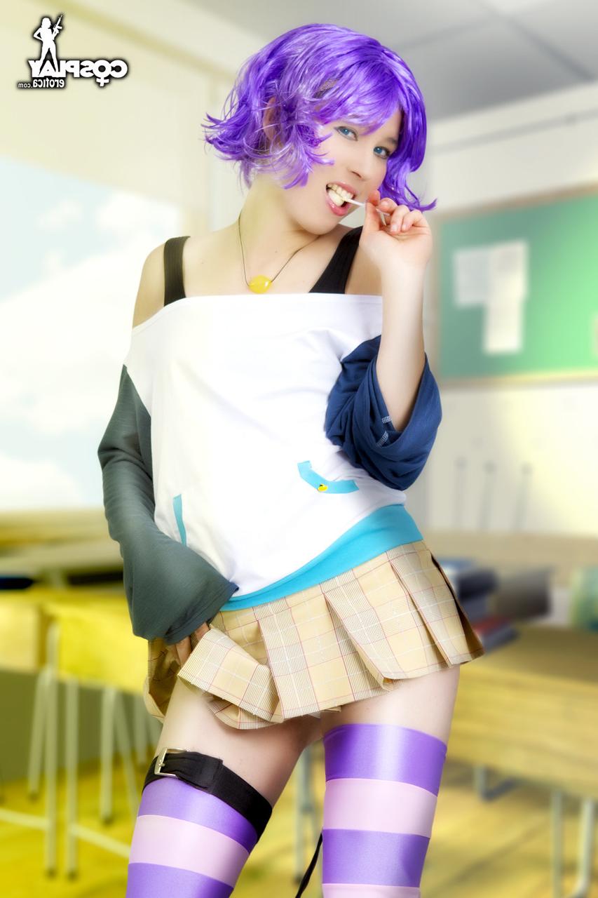 12P Une jolie cosplayeuse expose ses seins et sa chatte lors d'une performance solo