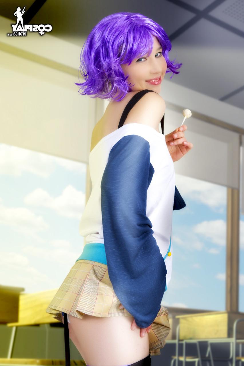 12P Une jolie cosplayeuse expose ses seins et sa chatte lors d'une performance solo