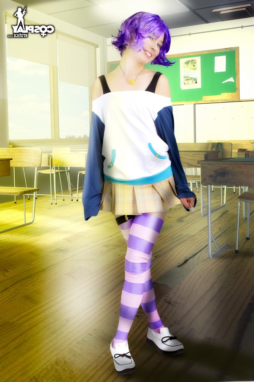 12P Une jolie cosplayeuse expose ses seins et sa chatte lors d'une performance solo