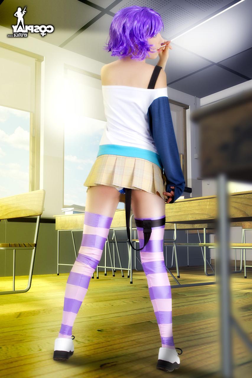 12P Une jolie cosplayeuse expose ses seins et sa chatte lors d'une performance solo