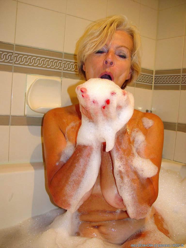 20P Die hübsche reife Frau Justine seift ihre großen Brüste und ihre haarige Muschi in der Badewanne ein