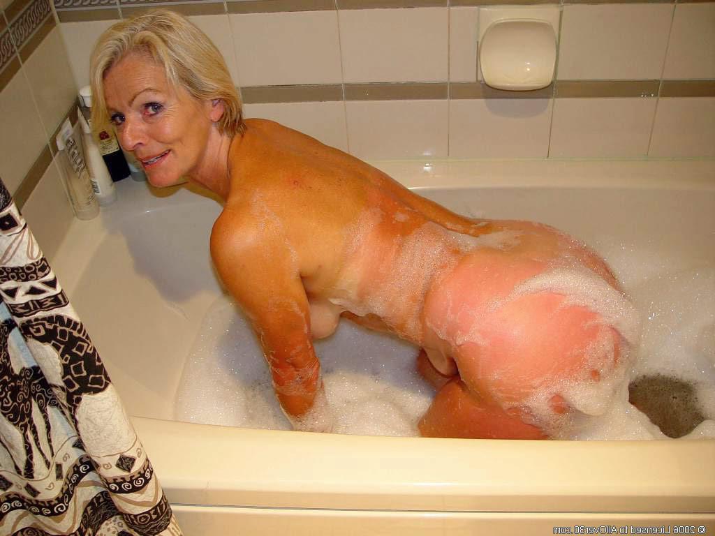 20P Die hübsche reife Frau Justine seift ihre großen Brüste und ihre haarige Muschi in der Badewanne ein