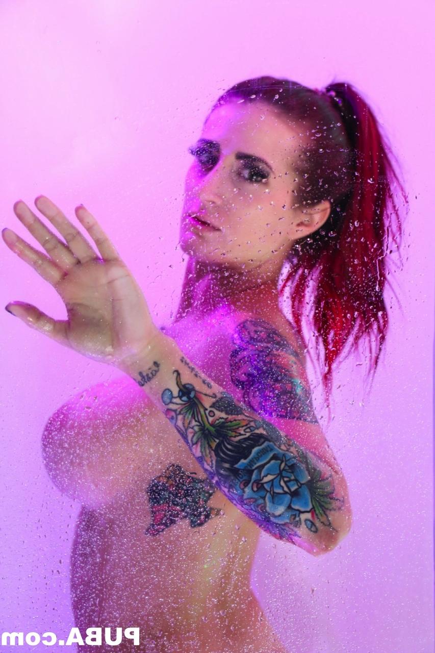12P La fille tatouée Tana Lea appuie son gros cul contre un mur pendant qu'elle se douche.