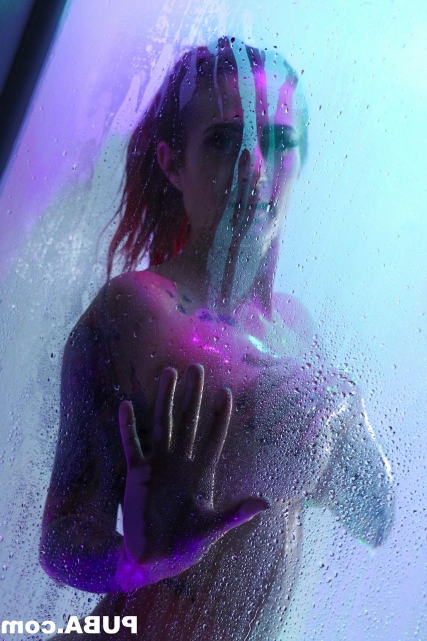 12P La fille tatouée Tana Lea appuie son gros cul contre un mur pendant qu'elle se douche.