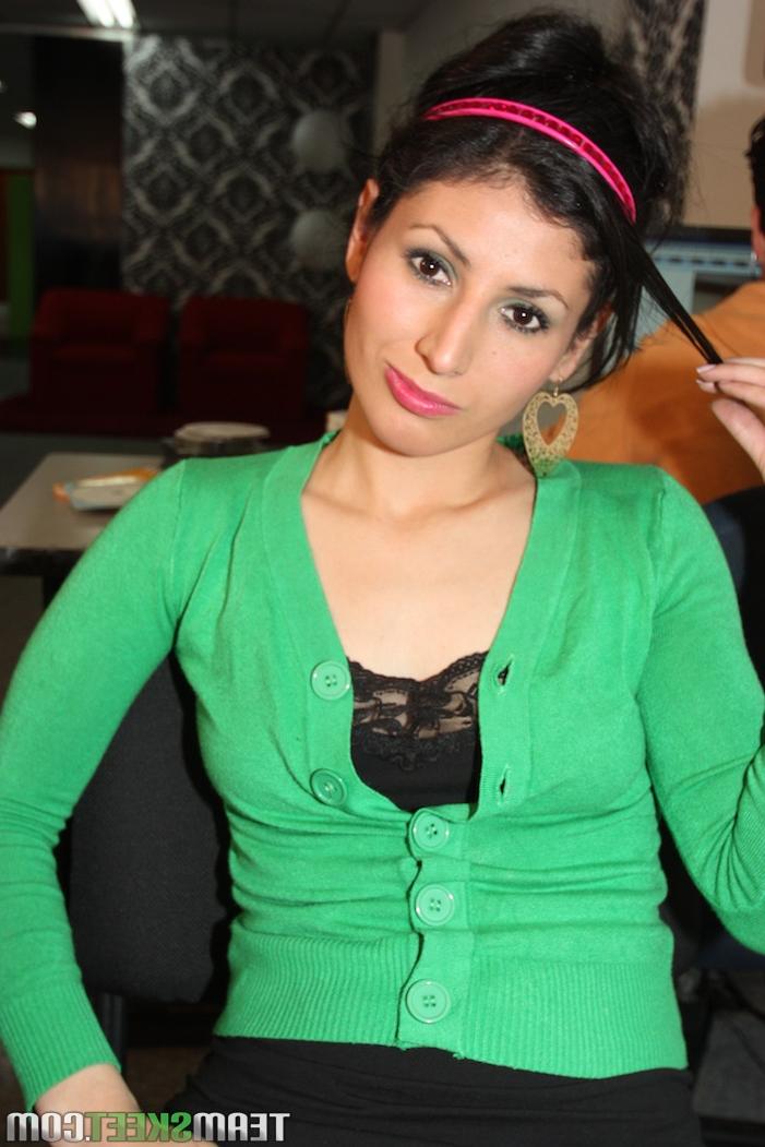 20P Bombón amateur con traje original maria robles deseando algo de sexo a lo perrito