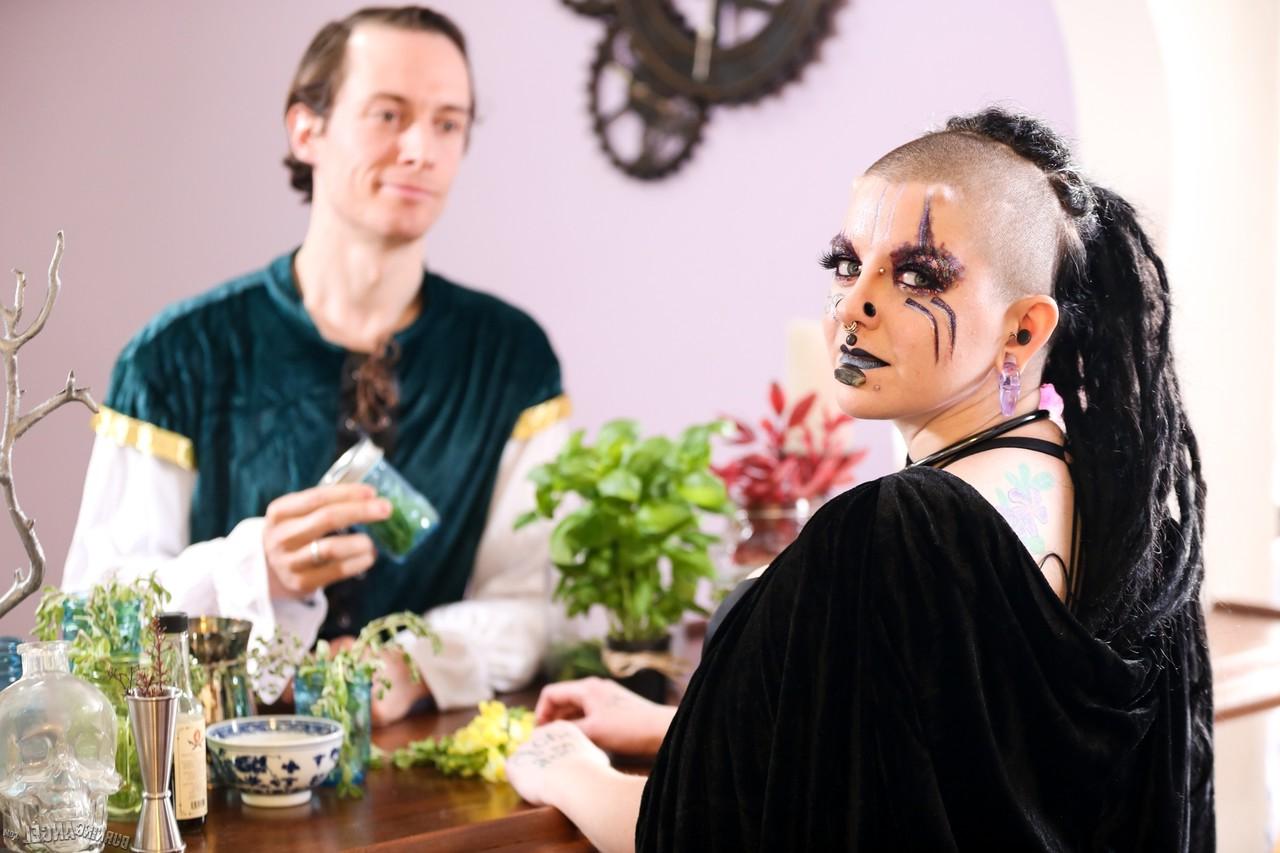 17P La gótica cosplay con curvas Luna Lavey cambia sus hierbas por vaquera y corrida