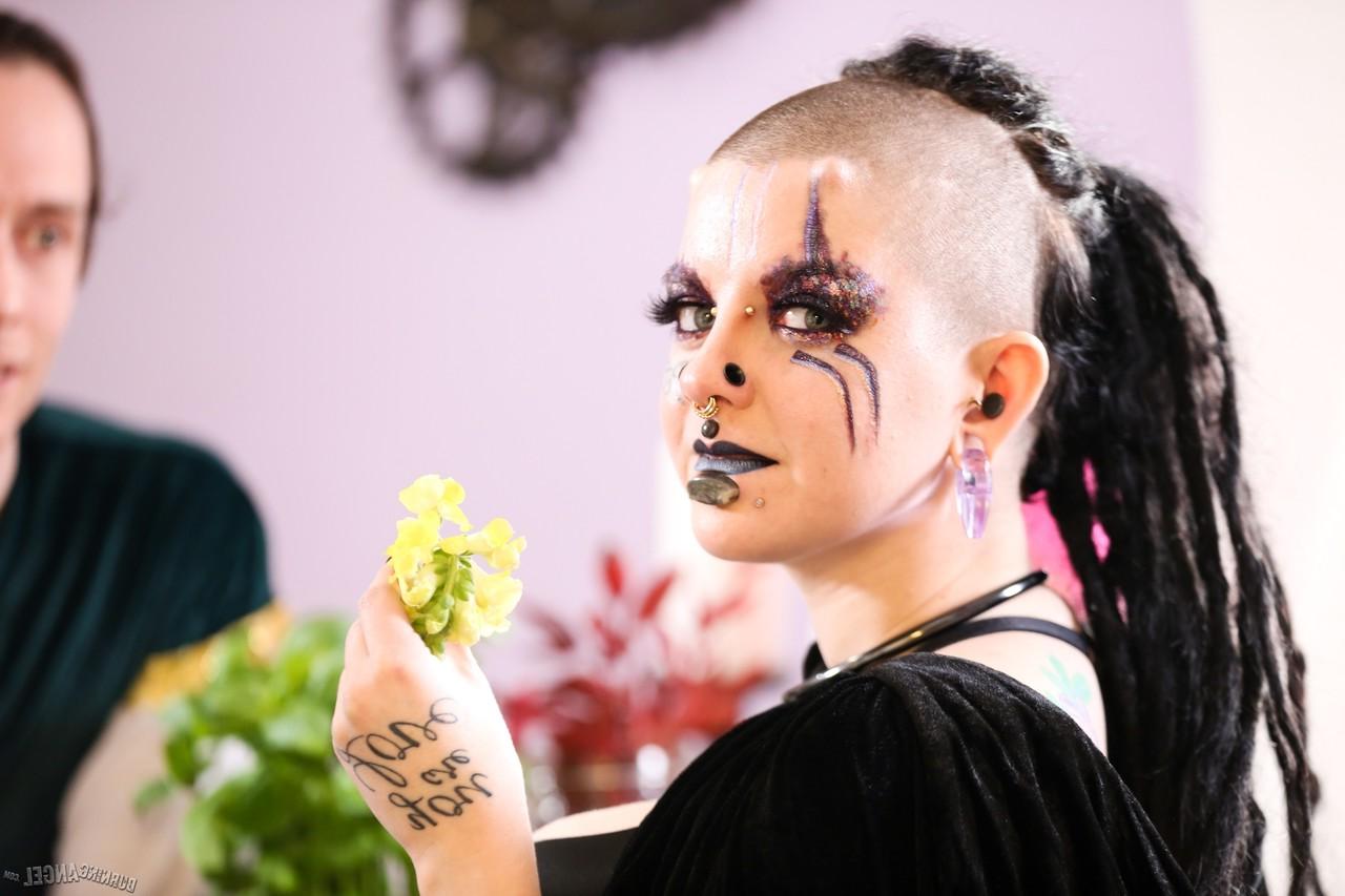 17P La gótica cosplay con curvas Luna Lavey cambia sus hierbas por vaquera y corrida
