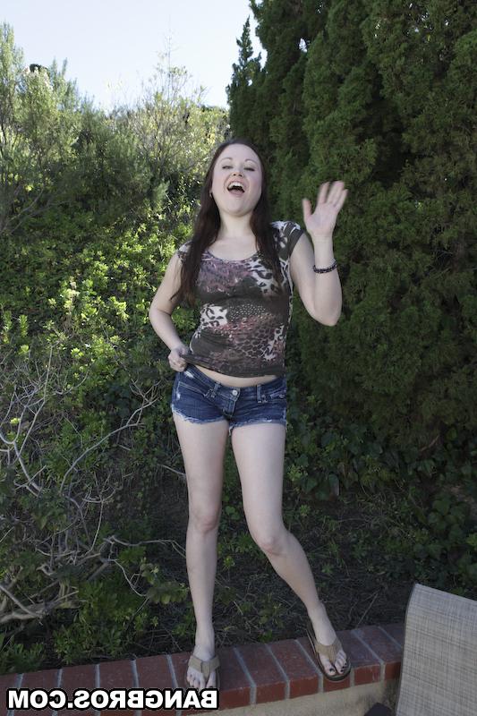 17P La morena amateur Sindee Jennings se desnuda y se masturba al aire libre