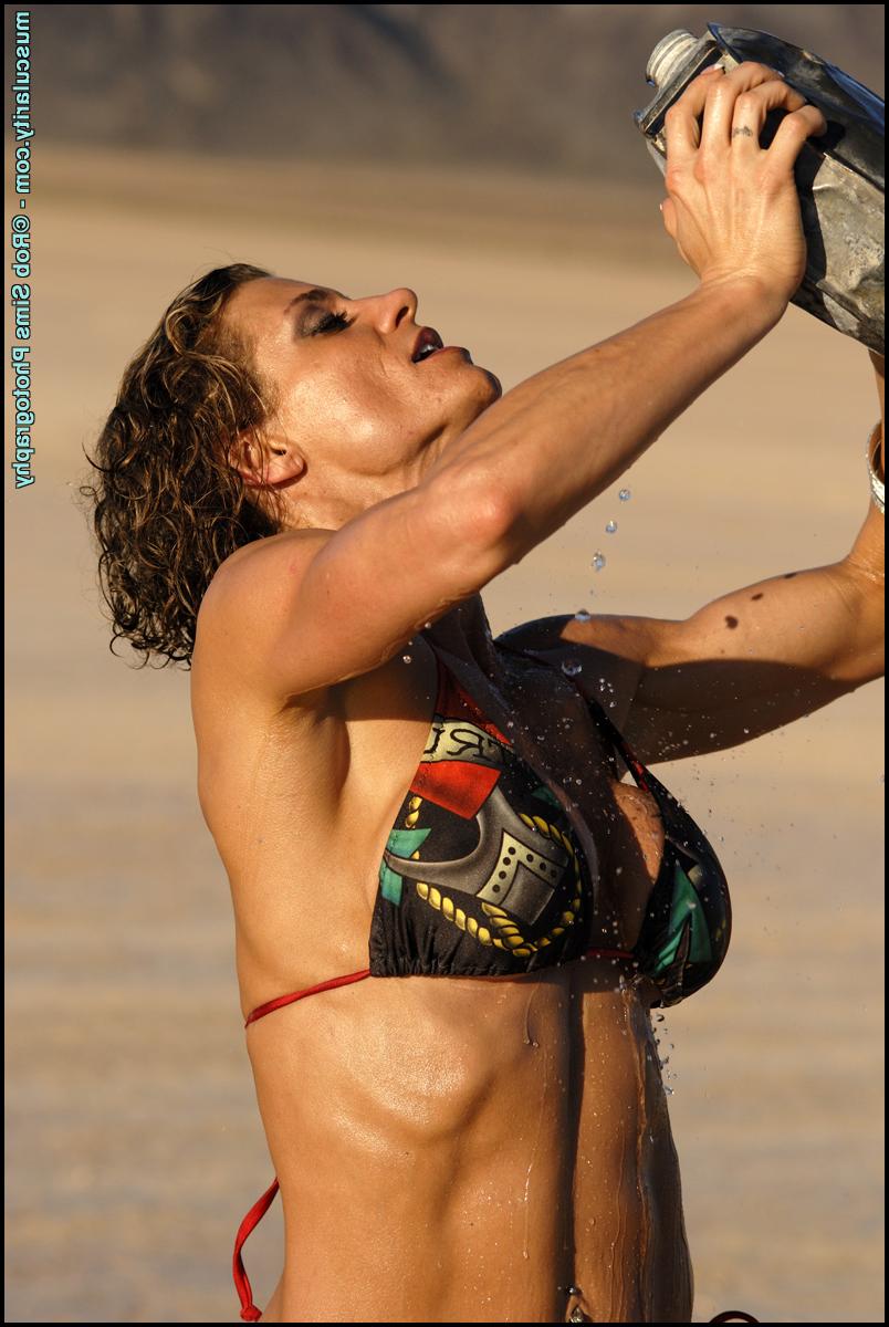 15P Bodybuilder Tracy Weller soaks her bikini clad body in water under the hot sun