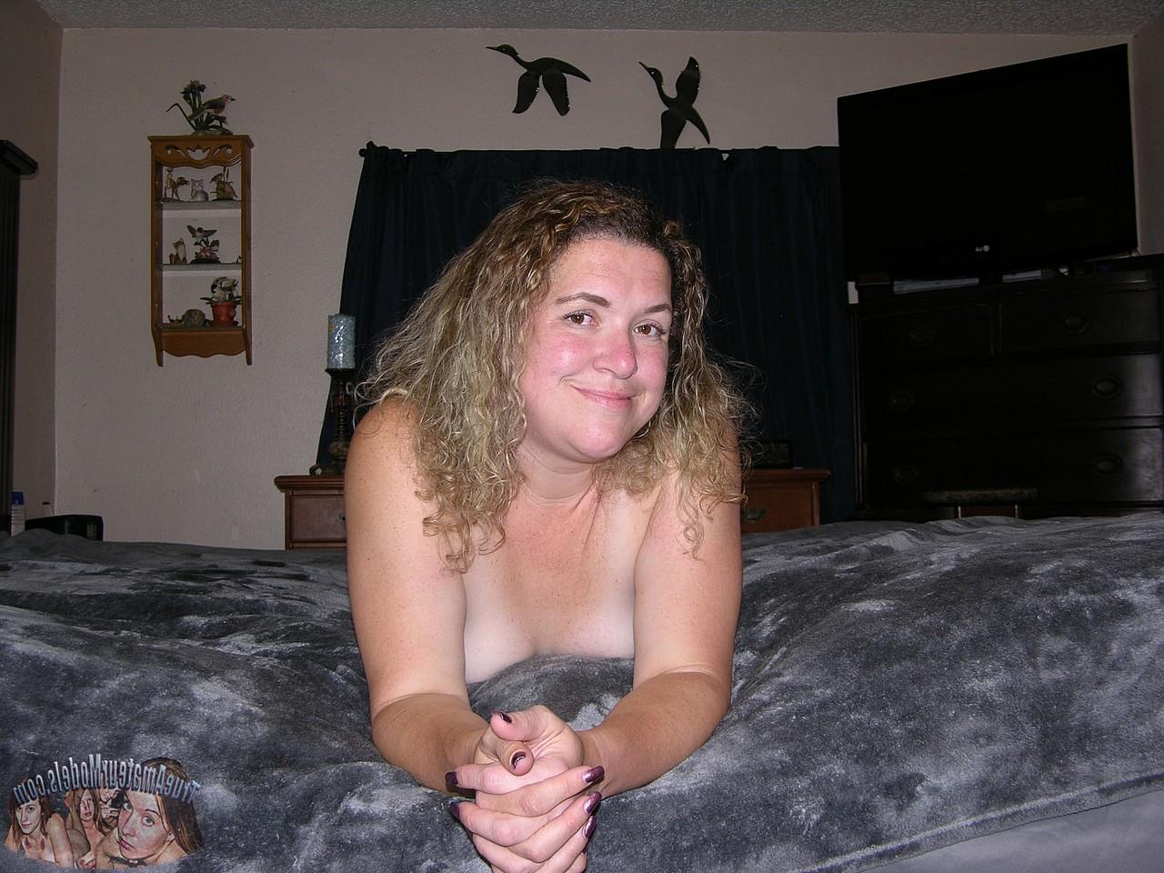 16P Chubby amateur Natalyia Model stretches out her snatch after getting naked