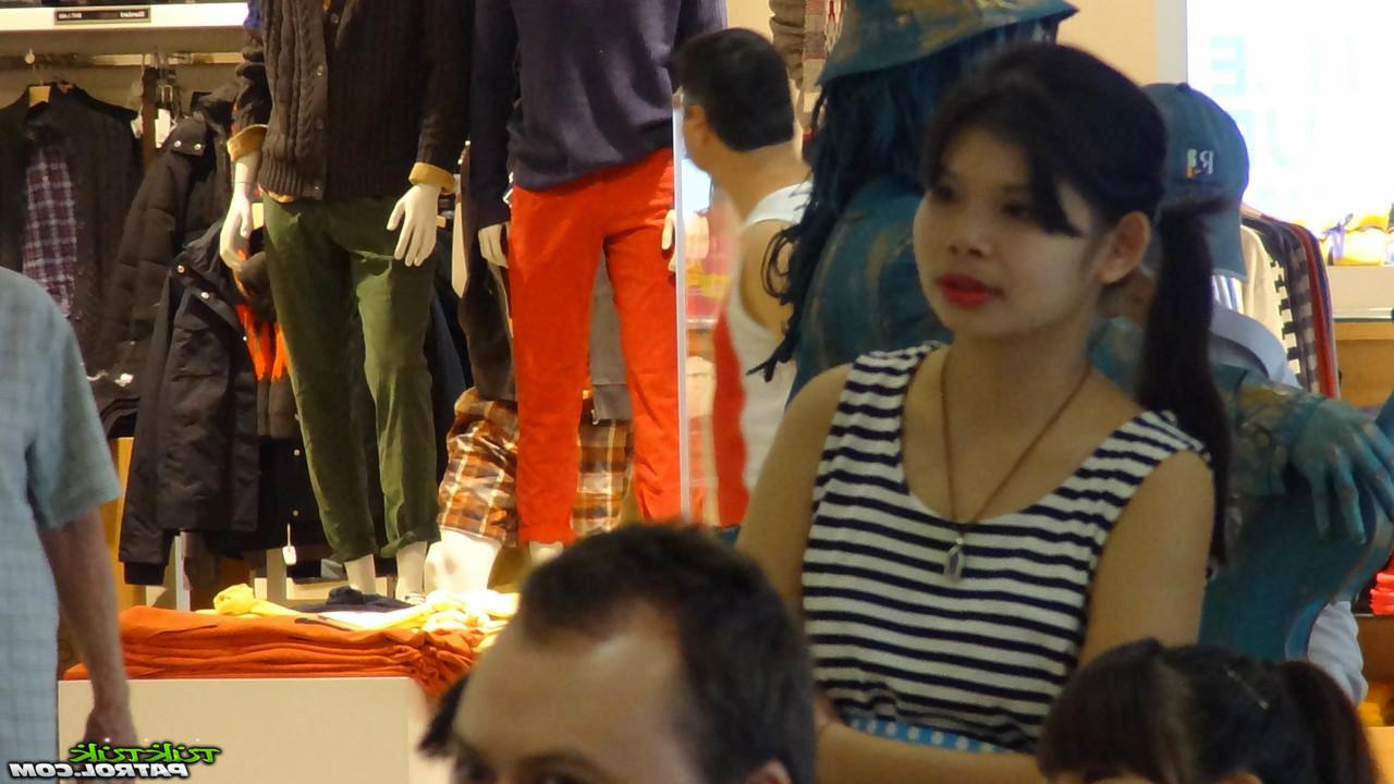 20P Une fille thaïlandaise fait ses débuts dans le porno en faisant un rimjob et en faisant du sexe anal à cru