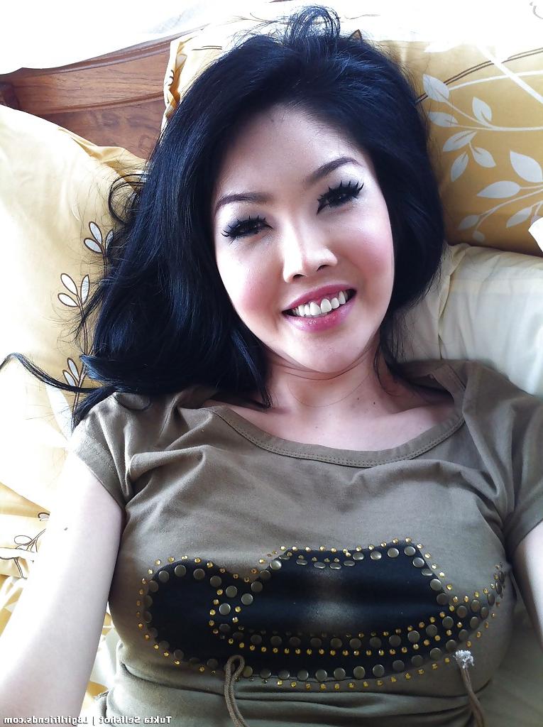 16P Guapa ladyboy de Tailandia Tukta masturbándose post operatoria vagina trans