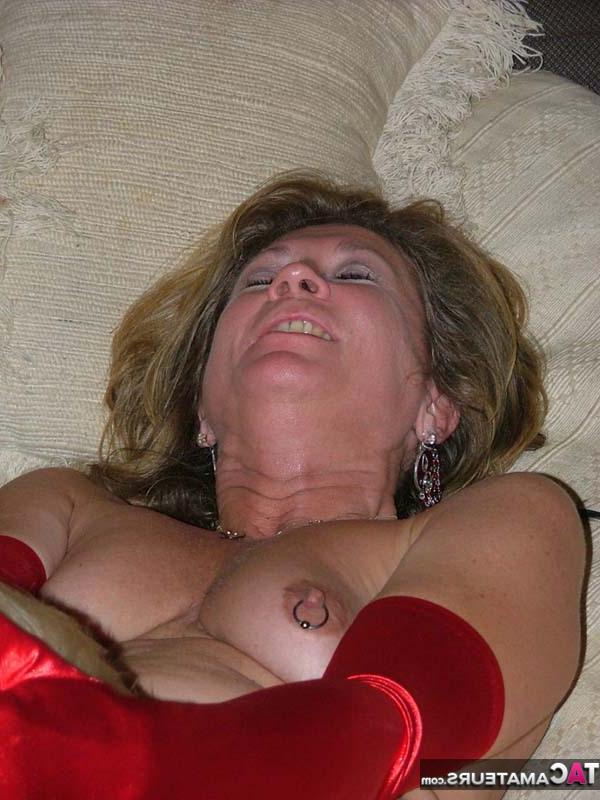 17P Devlynn, amateur mature, et une femme portent de longs gants pendant une relation sexuelle lesbienne.
