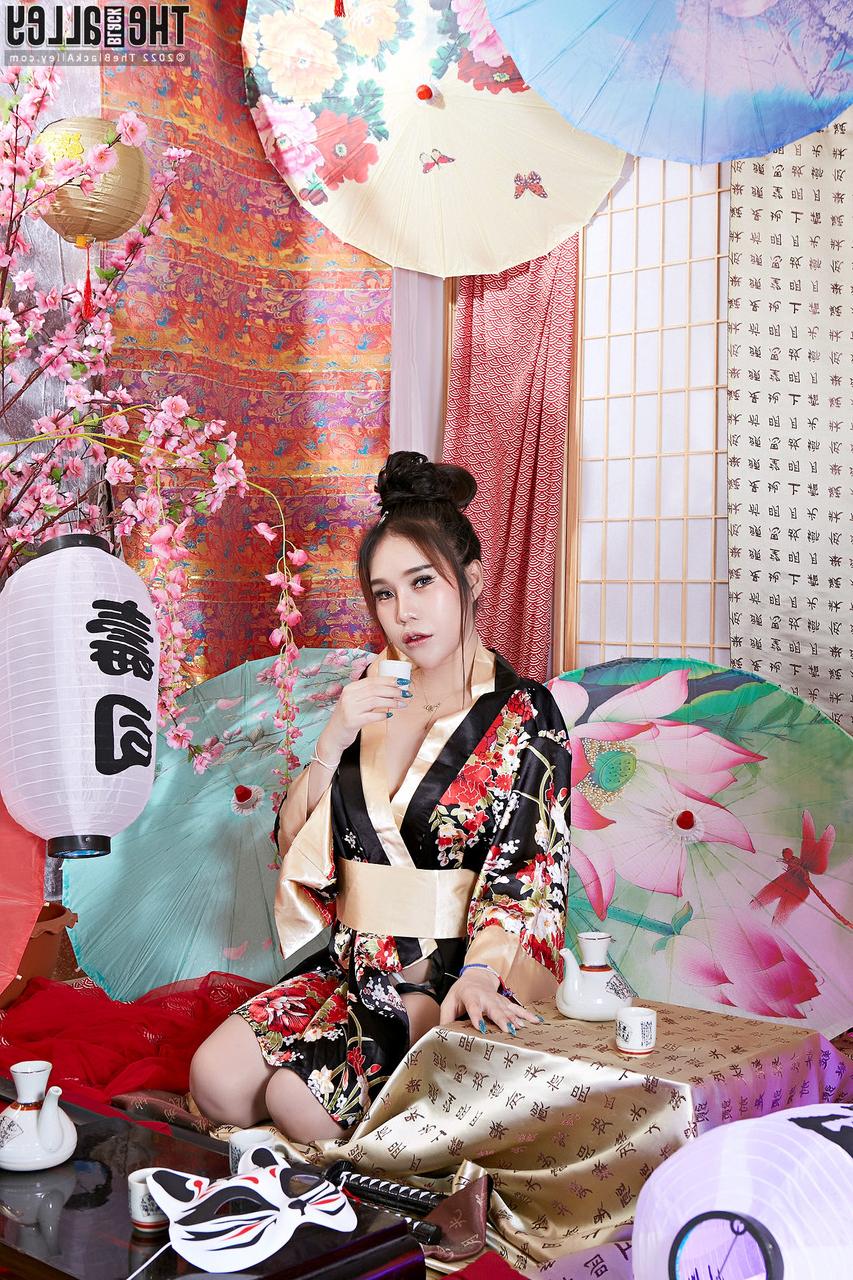 16P A japonesa Parissa trabalha seus seios firmes e buceta livre de roupas tradicionais