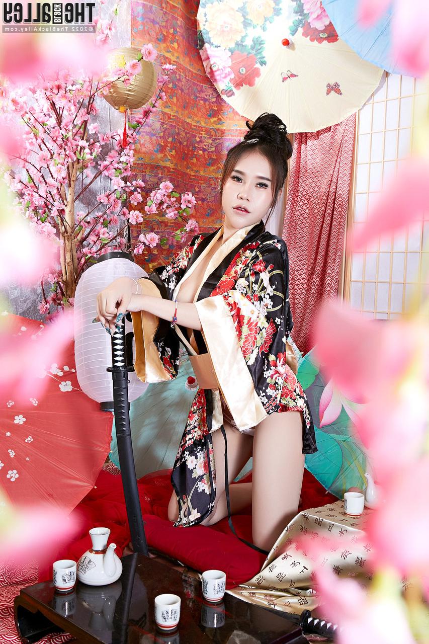 16P A japonesa Parissa trabalha seus seios firmes e buceta livre de roupas tradicionais