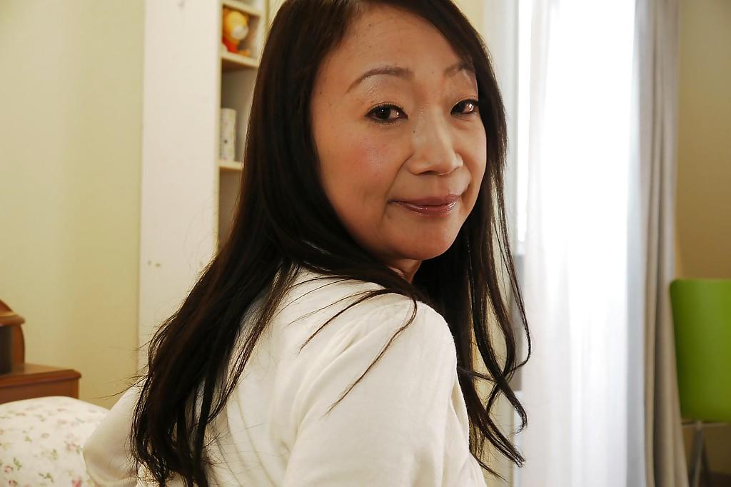 16P Reife Japanerin Takako Miyai zieht schwarze Strümpfe aus