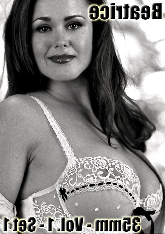 16P Elegante Dame zieht sich sexy Spitzenunterwäsche aus und posiert wie ein Model
