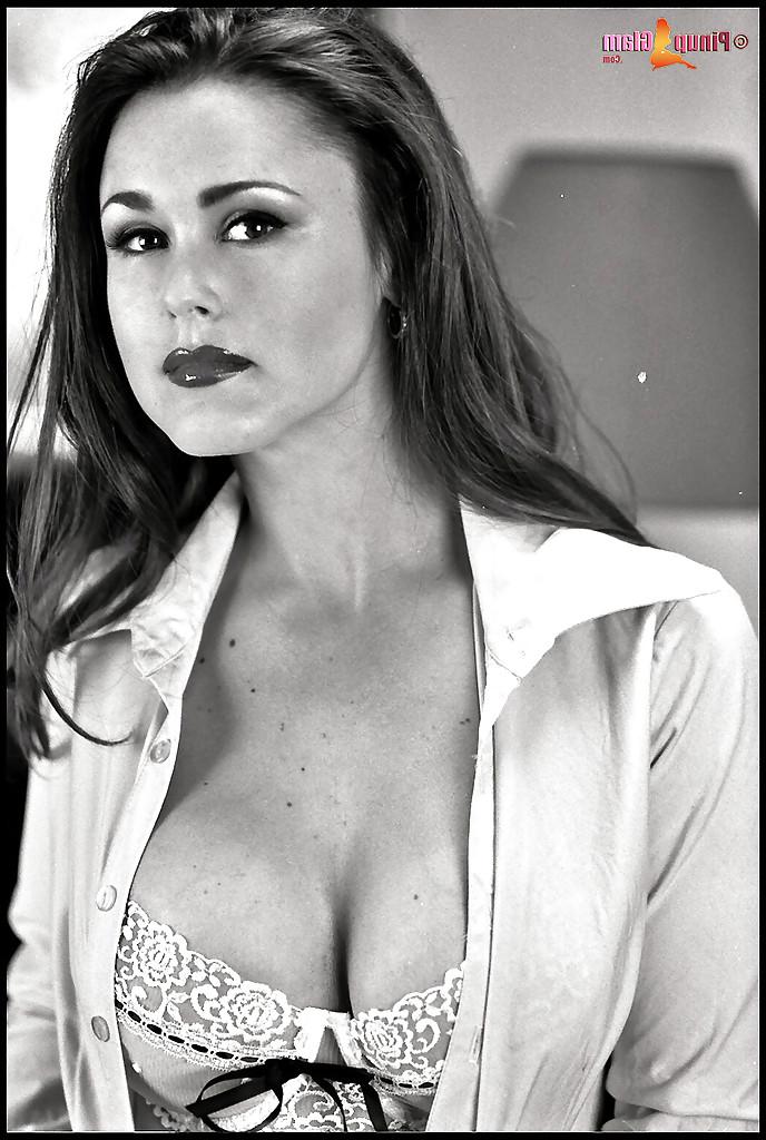 16P Elegante Dame zieht sich sexy Spitzenunterwäsche aus und posiert wie ein Model