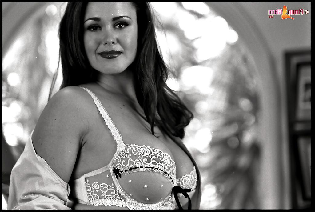 16P Elegante Dame zieht sich sexy Spitzenunterwäsche aus und posiert wie ein Model