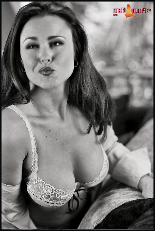 16P Elegante Dame zieht sich sexy Spitzenunterwäsche aus und posiert wie ein Model