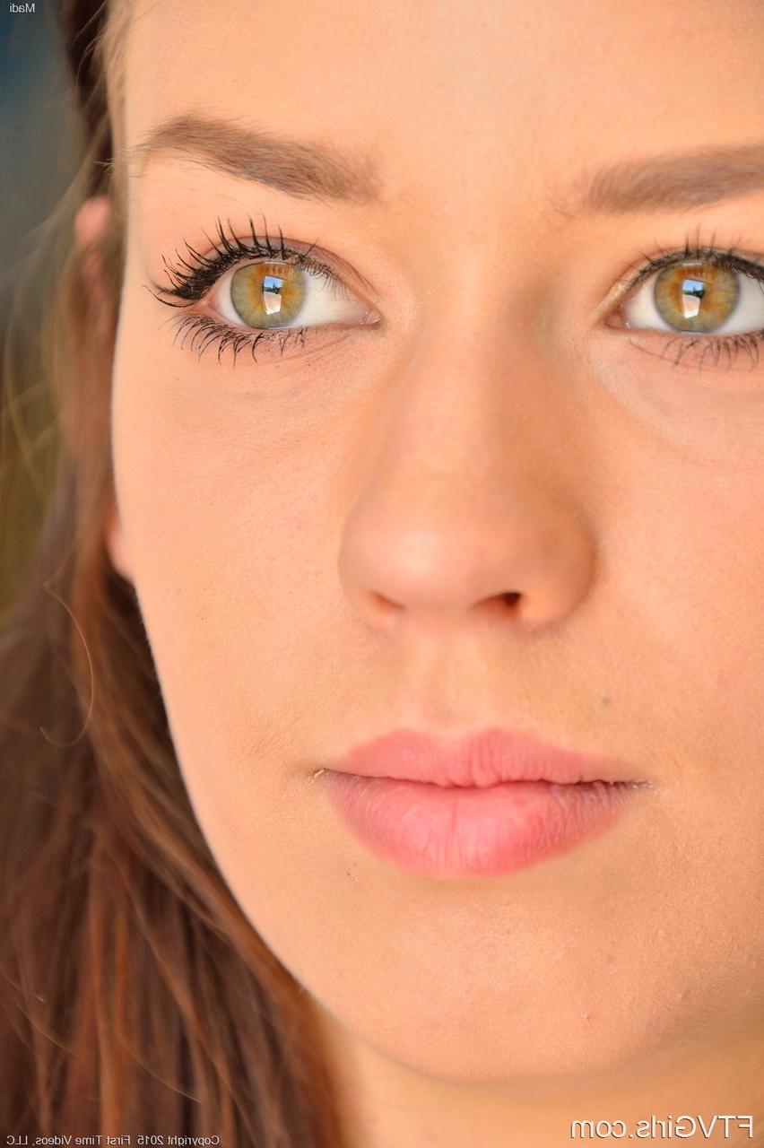 20P A linda gata americana Madi revela seus peitos grandes e sua vulva gostosa ao ar livre