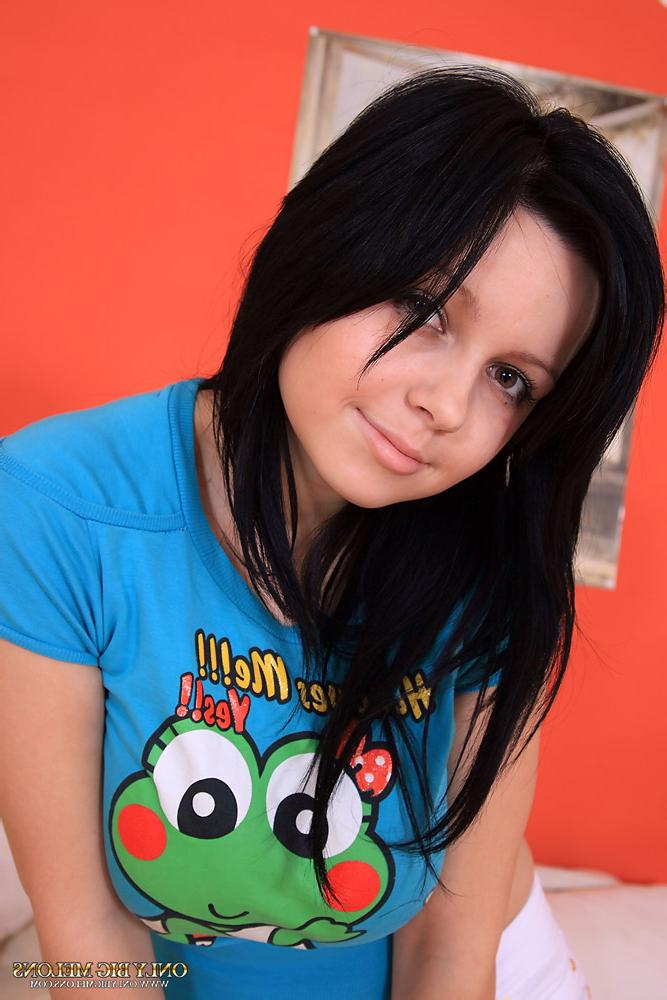 15P Adolescente de pelo oscuro abre sus enormes tetas mientras se desnuda
