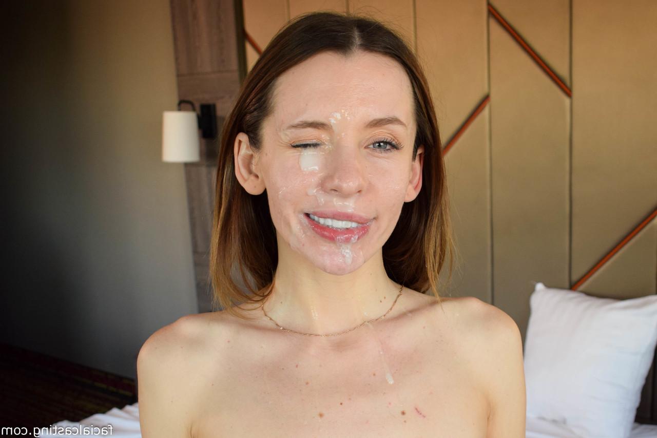 15P Une fille sexy laisse une grosse bite jouir sur son beau visage dans une scène POV torride