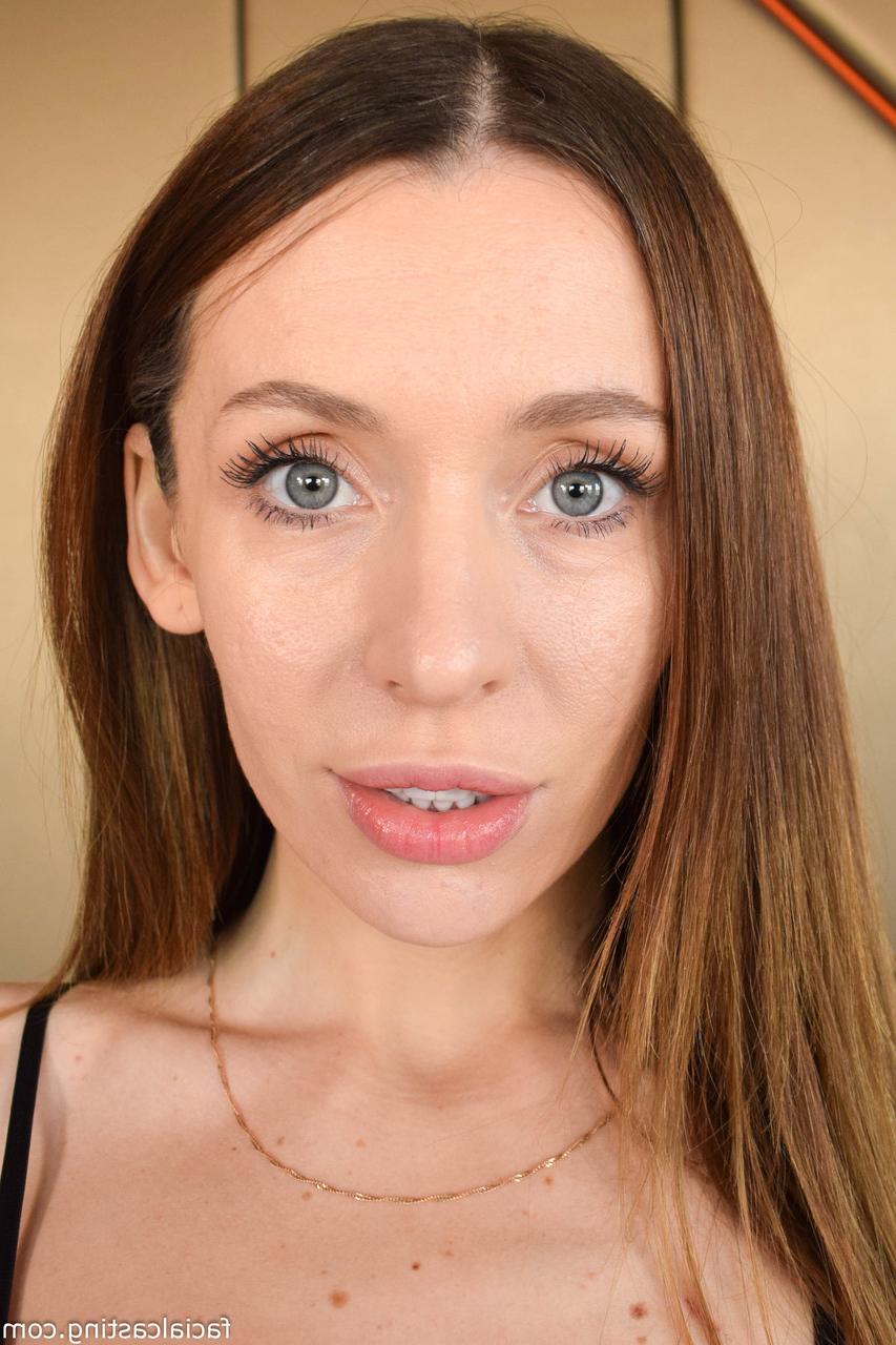 15P Une fille sexy laisse une grosse bite jouir sur son beau visage dans une scène POV torride
