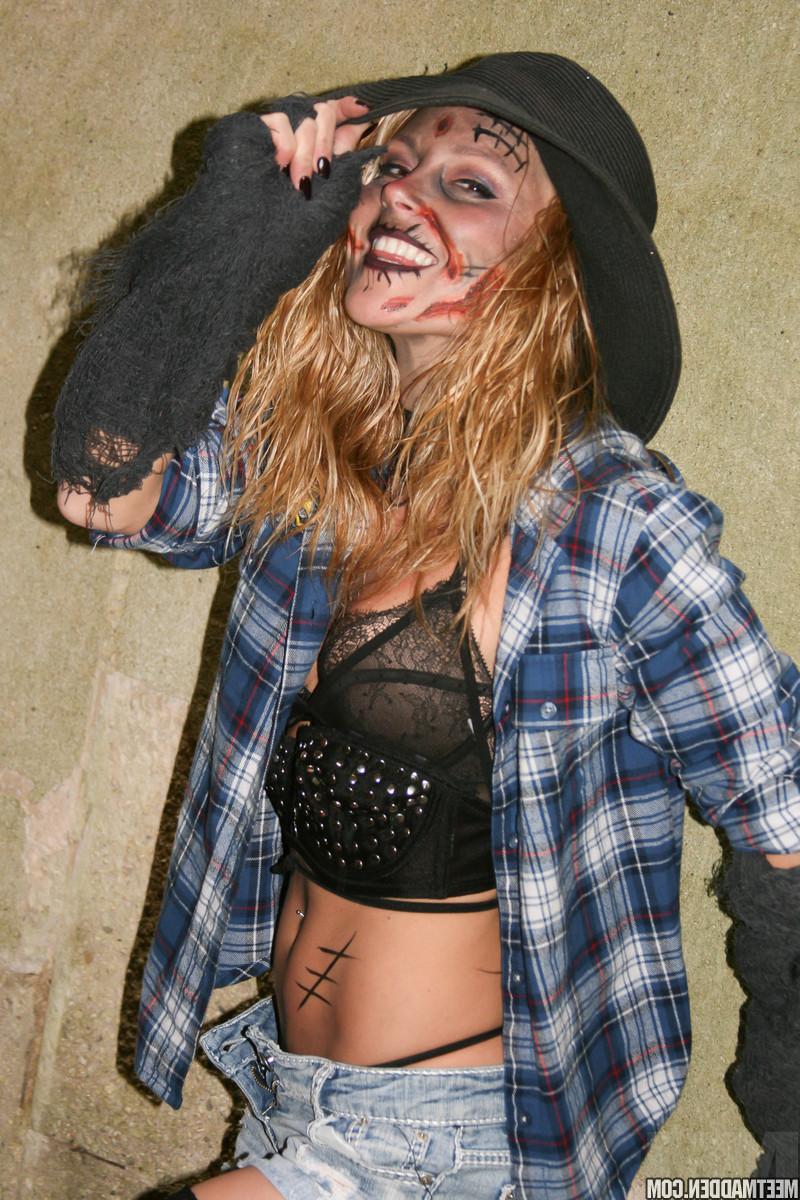 15P La fille solo Meet Madden arbore un haut de bikini transparent dans sa tenue de cosplay.