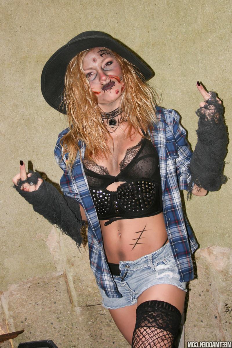 15P La fille solo Meet Madden arbore un haut de bikini transparent dans sa tenue de cosplay.