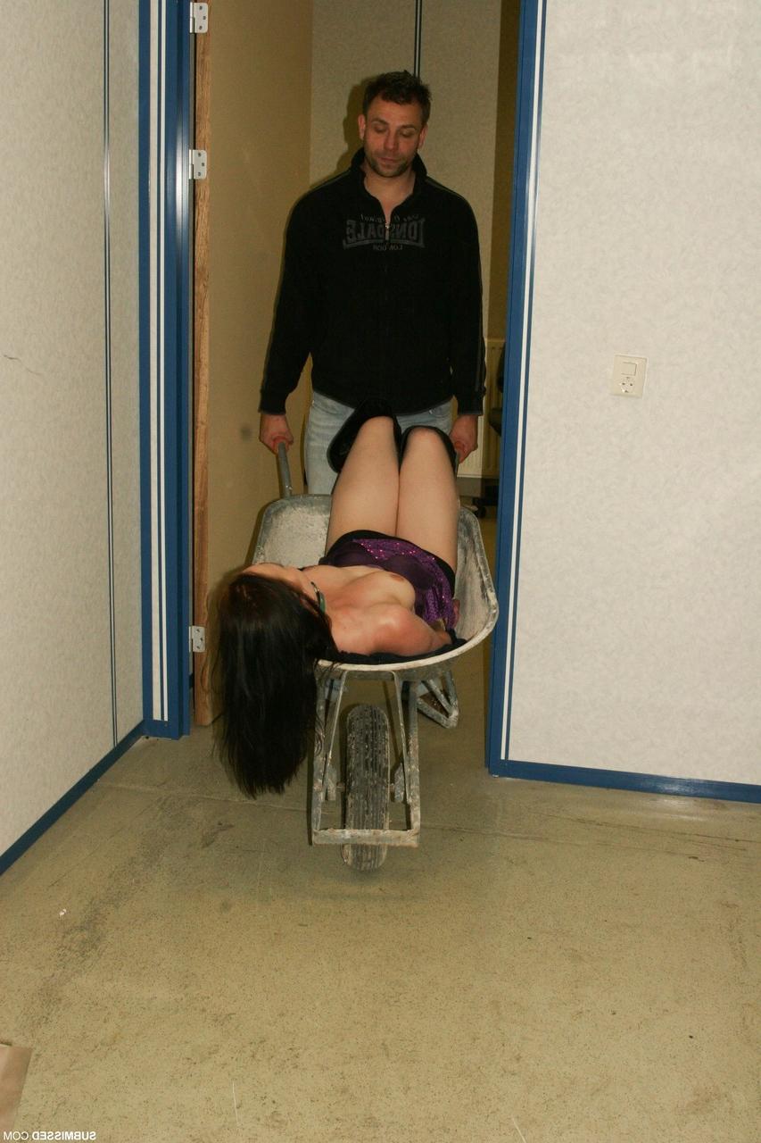 20P La zorra amateur Emma es atada, amordazada y humillada por un pervertido
