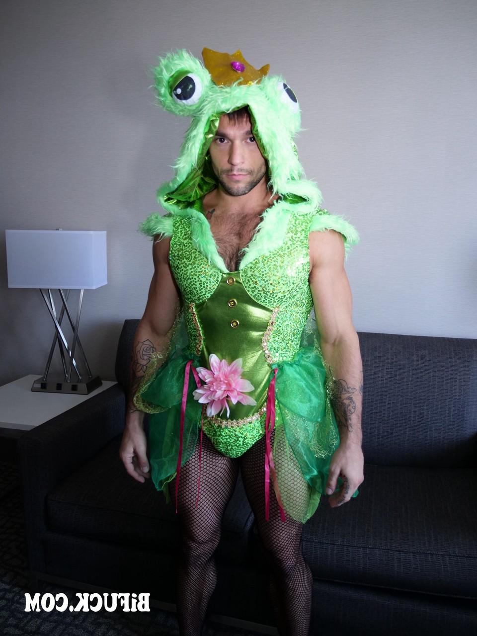 20P La superbe star du porno Brooklyn Grey et deux mecs bisexuels baisent fort dans un plan à trois.