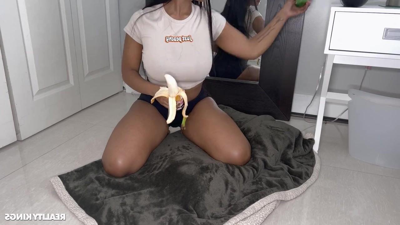 20P Lily Starfire, une femme d'ébène aux gros seins naturels, baise une bite blanche en POV.